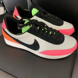 Women’s NIKE sneakers